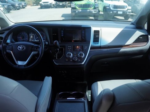 Used 2017 Toyota Sienna Limited Premium image 23