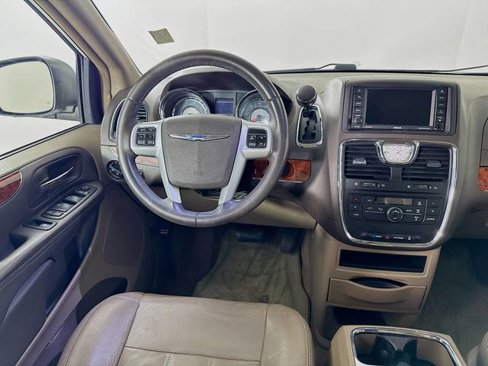 Used 2016 Chrysler Town & Country Touring image 23