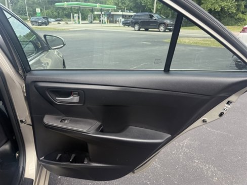 Used 2015 Toyota Camry LE image 27