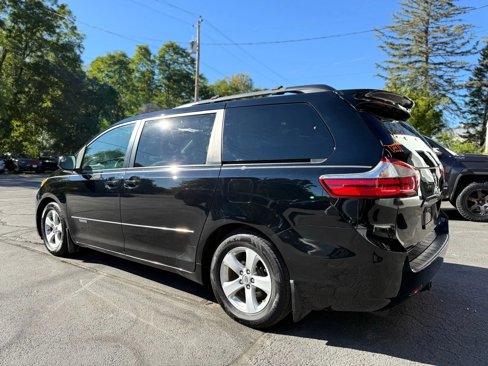 Used 2015 Toyota Sienna LE image 3