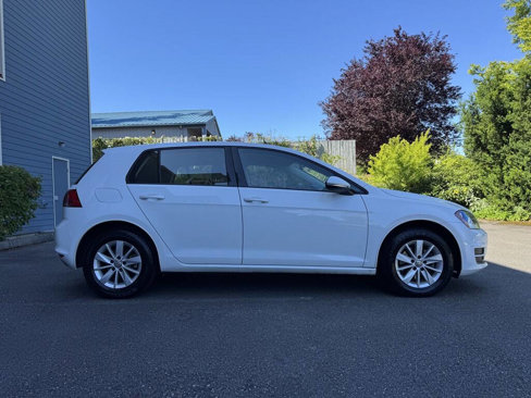 Used 2017 Volkswagen Golf S image 2