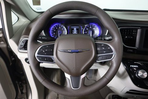 Used 2018 Chrysler Pacifica Touring Plus image 28