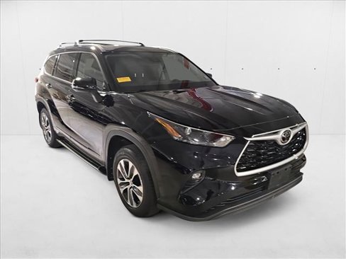 Used 2022 Toyota Highlander XLE image 3
