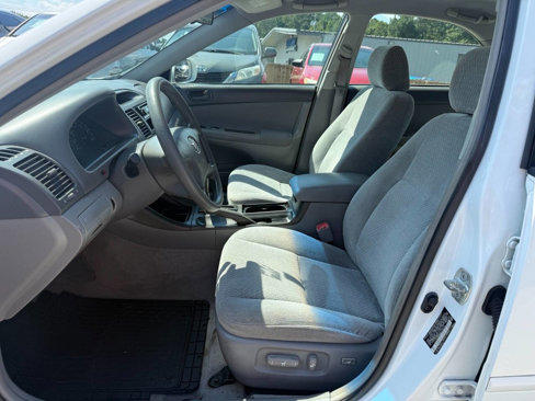 Used 2004 Toyota Camry LE image 10