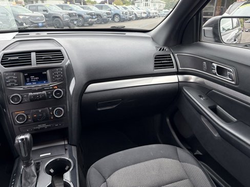 Used 2018 Ford Explorer XLT image 4