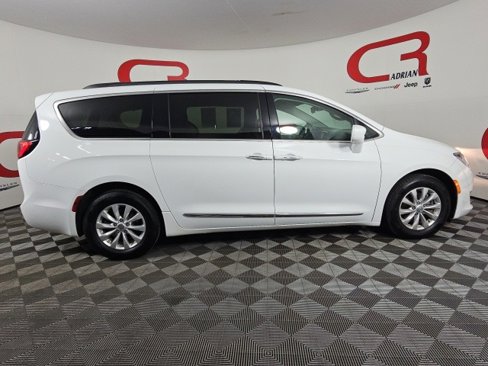 Certified 2017 Chrysler Pacifica Touring-L image 8