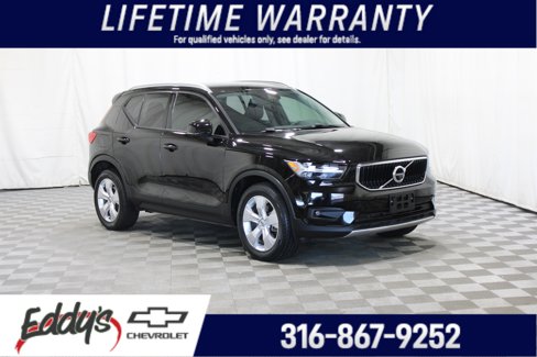 Used 2022 Volvo XC40 T4 Momentum image 1