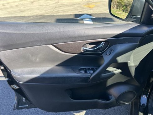 Used 2020 Nissan Rogue SV image 9