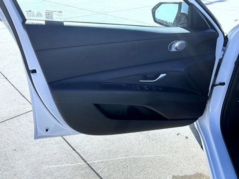 Certified 2025 Hyundai Elantra SE image 9