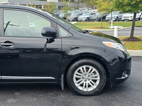 Used 2017 Toyota Sienna XLE Premium image 6