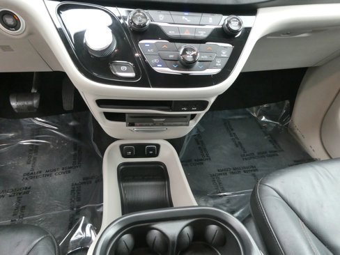Used 2018 Chrysler Pacifica Touring-L image 22