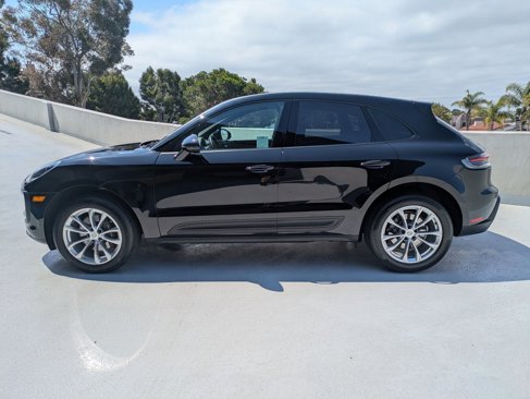 Certified 2024 Porsche Macan image 2