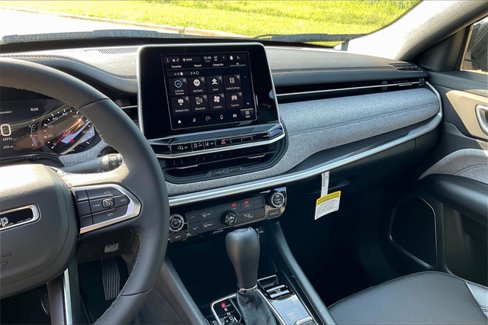 New 2025 Jeep Compass Latitude image 7