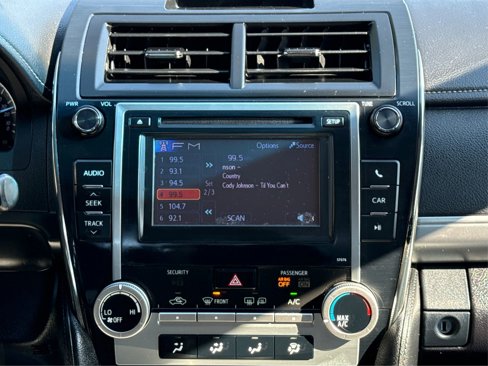 Used 2014 Toyota Camry L image 15