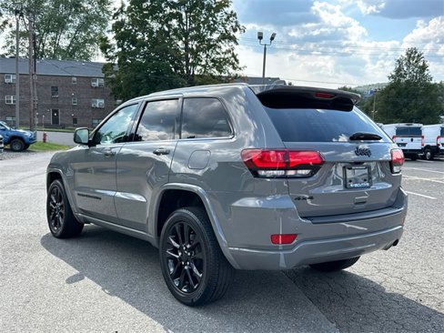 Used 2022 Jeep Grand Cherokee Laredo X image 2