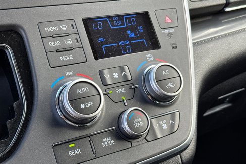 Used 2019 Toyota Sienna SE image 19