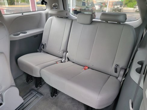 Used 2018 Toyota Sienna XLE image 15
