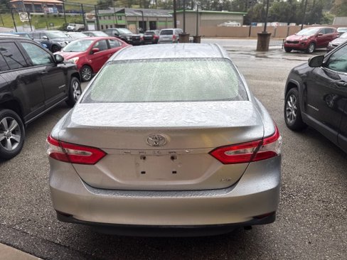 Used 2018 Toyota Camry LE image 3