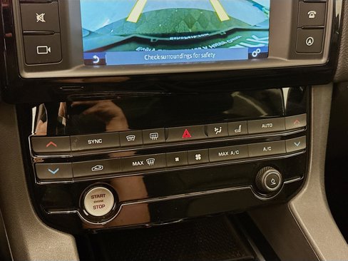 Used 2017 Jaguar F-PACE Premium image 24
