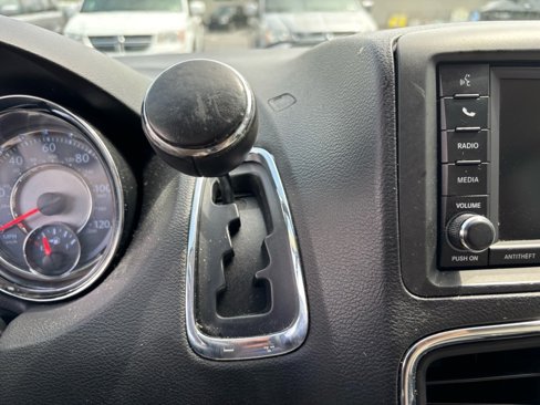 Used 2016 Chrysler Town & Country Touring image 33