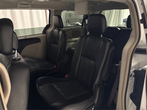 Used 2015 Chrysler Town & Country Touring-L image 40