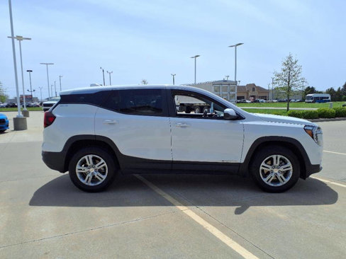 Used 2024 GMC Terrain SLE image 5
