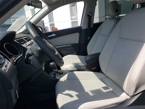 Used 2021 Volkswagen Tiguan SE image 18