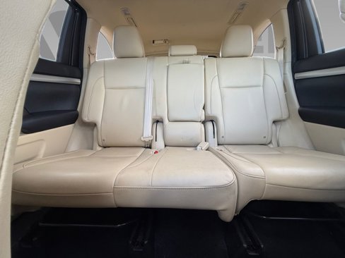 Used 2016 Toyota Highlander XLE image 2