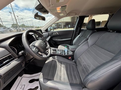 Used 2024 Mitsubishi Outlander SE image 10