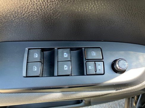 Used 2019 Toyota Highlander LE w/ Phone Cable & Charge Package image 25