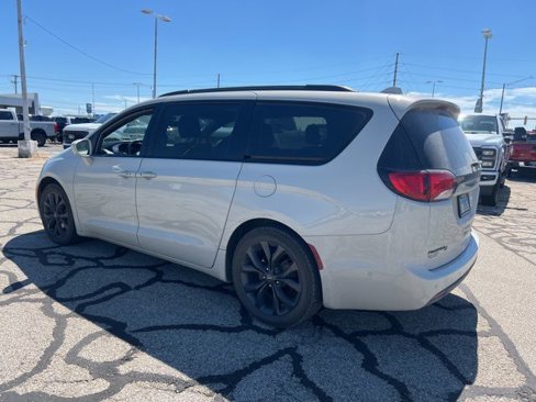 Used 2020 Chrysler Pacifica Touring-L w/ Advanced Safetytec Group image 5