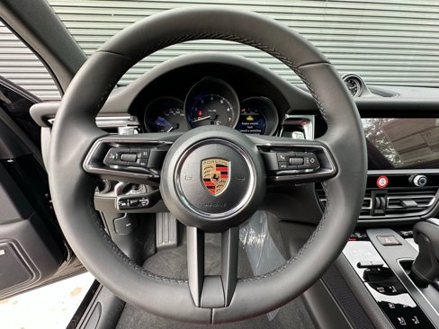 Used 2025 Porsche Macan image 17