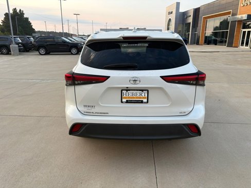 Used 2021 Toyota Highlander XLE image 7