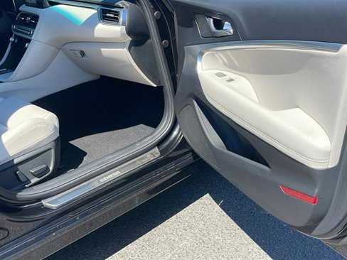 Used 2025 Genesis G70 2.5T image 32