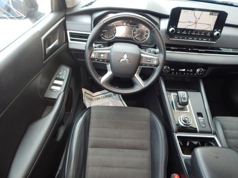 Used 2024 Mitsubishi Outlander SE Black Edition image 11