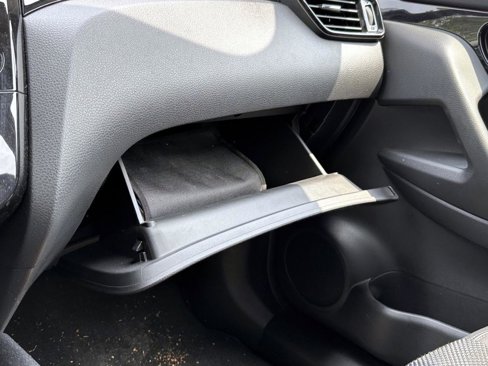 Certified 2022 Nissan Rogue Sport SV image 40