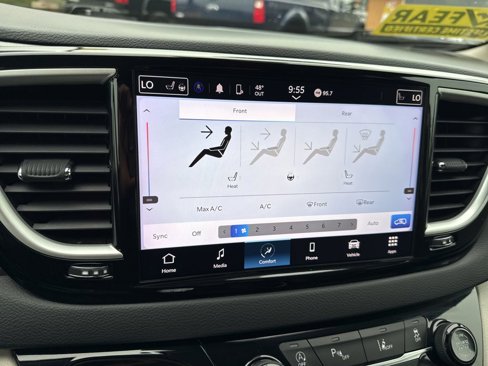 Used 2023 Chrysler Pacifica Touring-L image 37