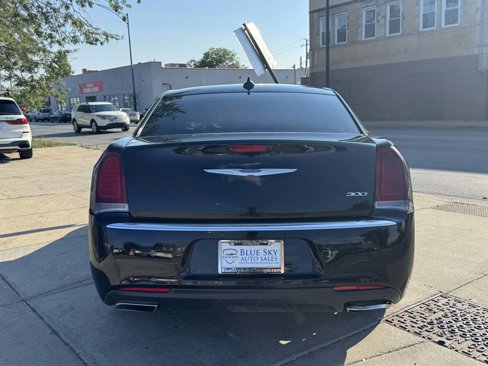 Used 2019 Chrysler 300 Limited image 6