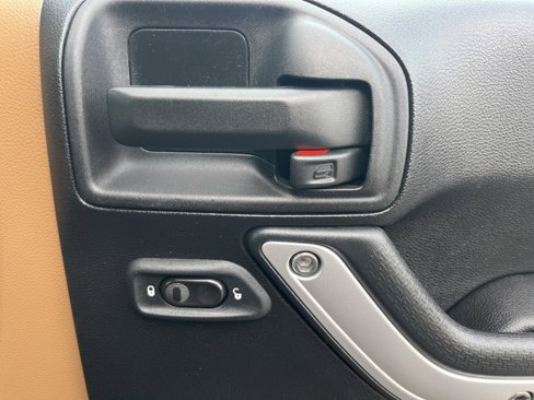 Used 2016 Jeep Wrangler Unlimited Sahara w/ Connectivity Group image 11
