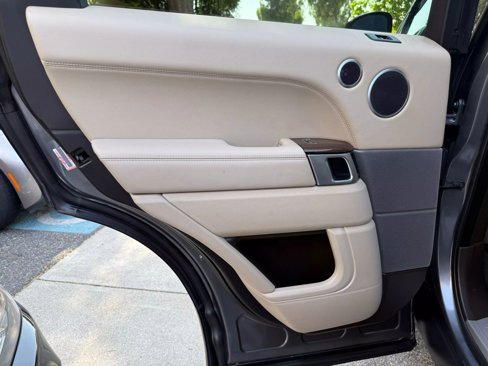Used 2014 Land Rover Range Rover Sport HSE image 19