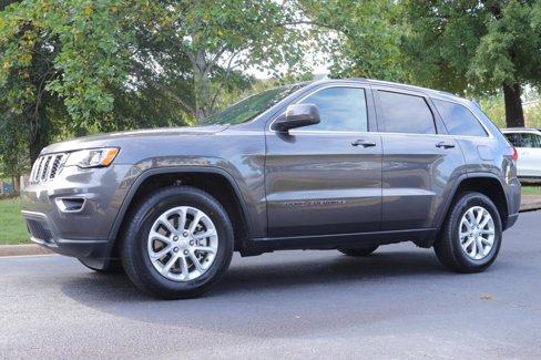 Used 2021 Jeep Grand Cherokee Laredo image 1