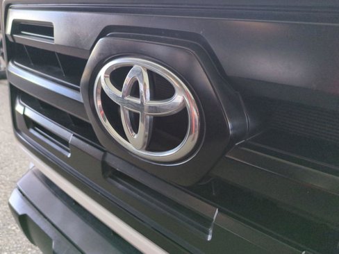 Used 2017 Toyota Tacoma SR image 19