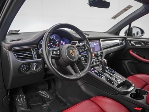 Certified 2024 Porsche Macan image 4