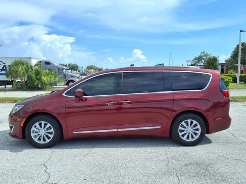 Used 2018 Chrysler Pacifica Touring-L Plus image 4