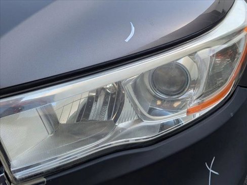 Used 2016 Toyota Highlander LE image 2