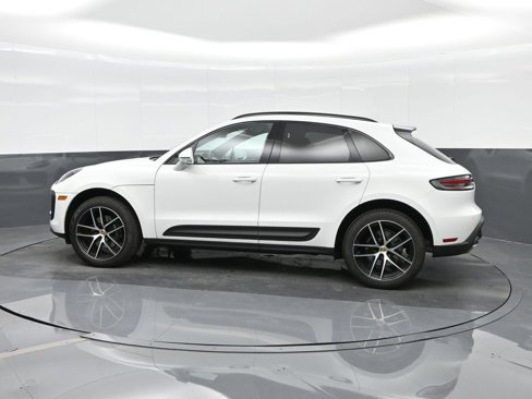 Used 2025 Porsche Macan image 2