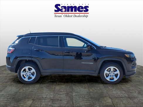 Used 2023 Jeep Compass Latitude image 3
