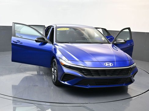 Certified 2025 Hyundai Elantra Sport image 30