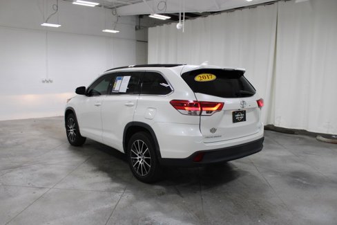 Used 2017 Toyota Highlander SE image 6