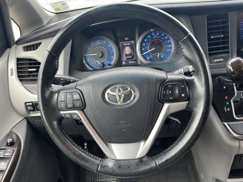 Used 2015 Toyota Sienna Limited Premium image 14